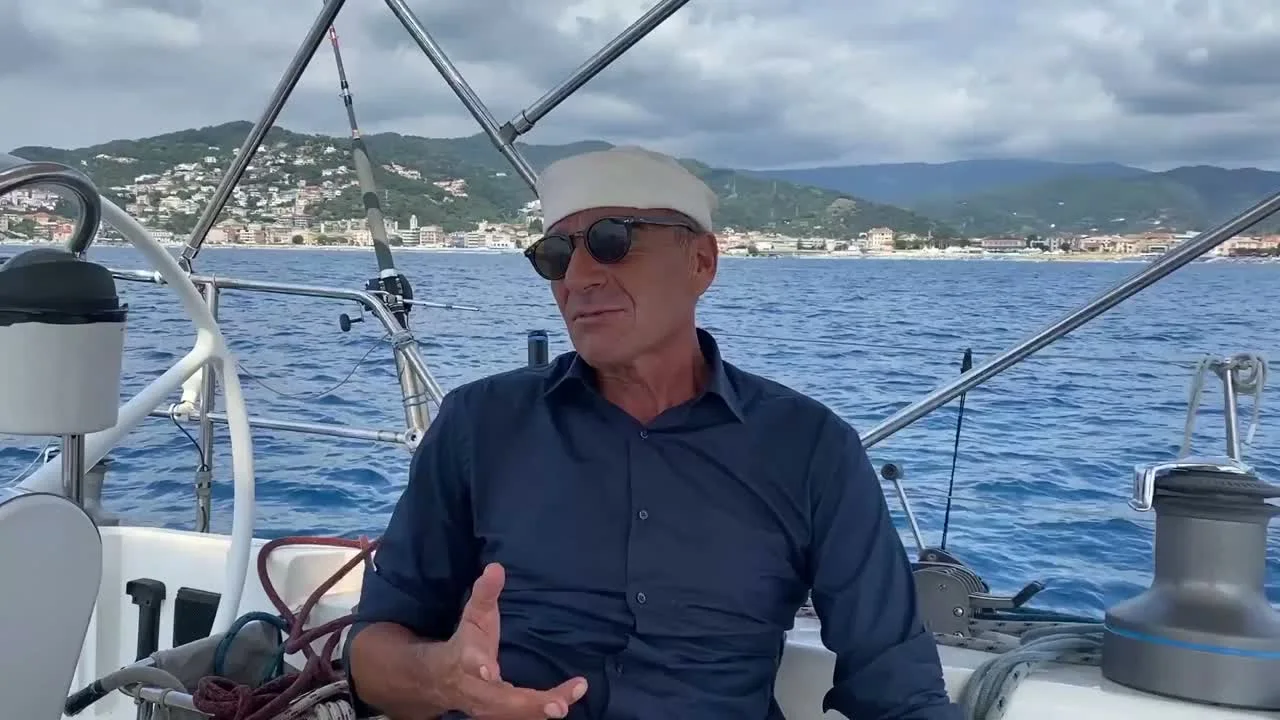Beppe Veirana in pozzetto, accanto al timone